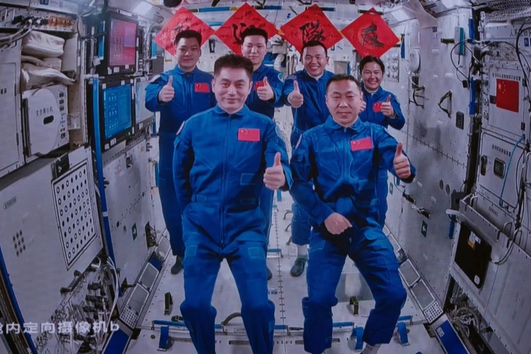 神舟十九號3名航天員順利進(jìn)駐中國空間站，與神舟十八號乘組“太空會師”。中國載人航天工程辦公室供圖